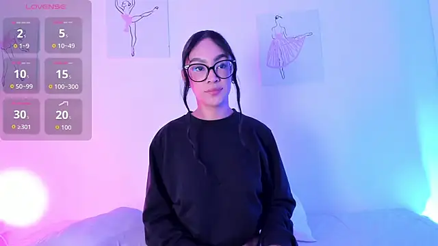 Klohewilliams  online show from December 3, 2025, 12:25 pm