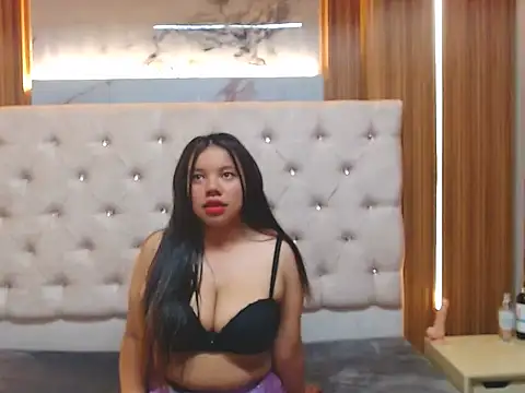 carolinesmithcf online show from December 4, 2025, 8:39 pm