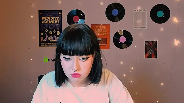 Snapshot of mira_cool_ chatting on December 15, 2025, 8:24 pm mira cool online show from December 15, 2025, 8:24 pm