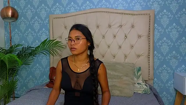 Miaa Collinss online show from December 4, 2025, 8:50 pm