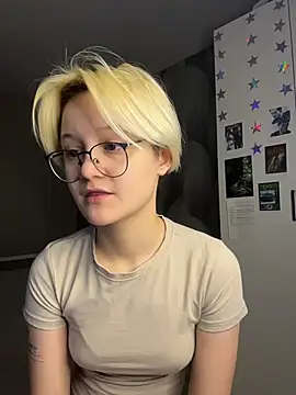 LunaDoreann online show from December 4, 2025, 9:07 am