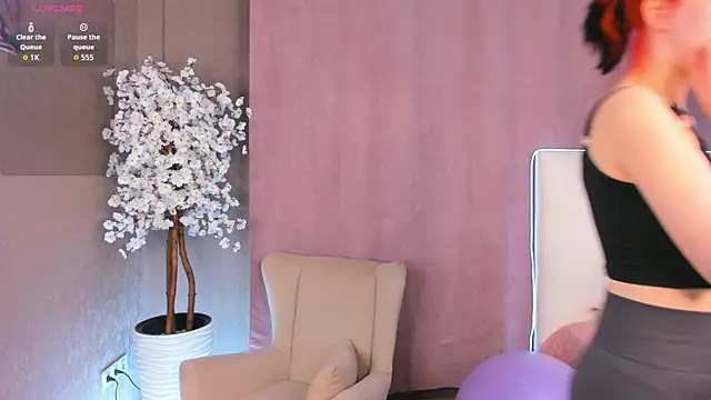 Snapshot of Eva_4U chatting on December 2, 2025, 9:25 am Eva 4U online show from December 2, 2025, 9:25 am