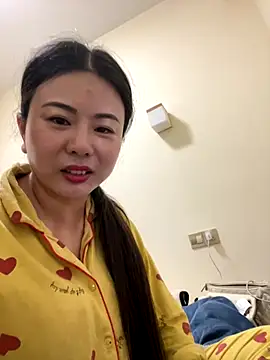 qiqi2000 online show from December 5, 2025, 5:27 am