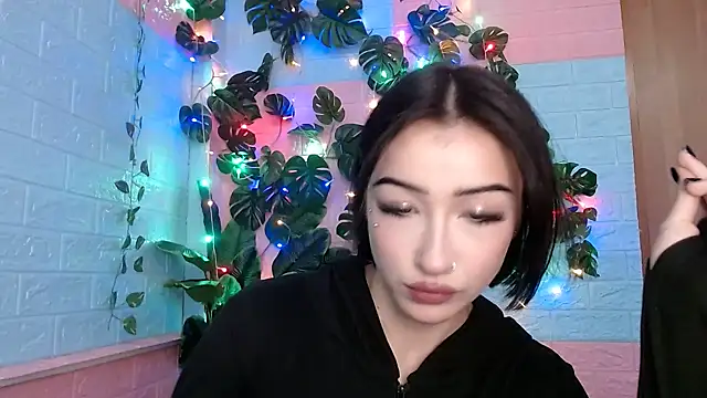 Snapshot of Sweeet_Sss chatting on December 15, 2025, 1:48 pm Sweeet Sss online show from December 15, 2025, 1:48 pm