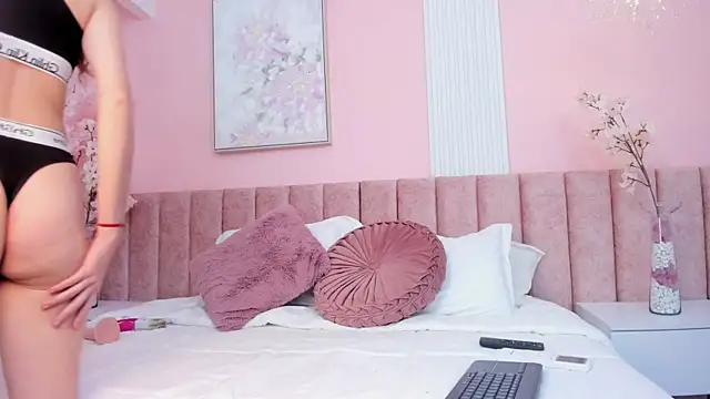 Snapshot of SashaBlake_ chatting on December 4, 2025, 12:20 am SashaBlake online show from December 4, 2025, 12:20 am