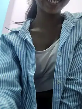 Snapshot of Isha_Liha chatting on December 16, 2025, 5:45 am Isha Liha online show from December 16, 2025, 5:45 am