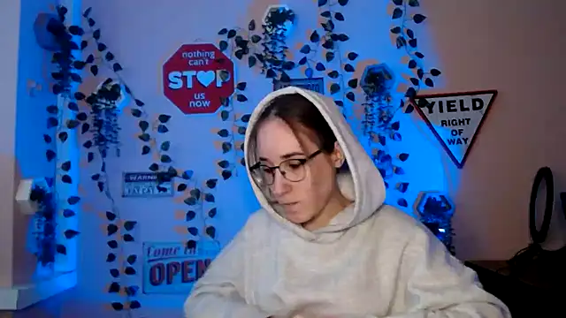 Moon  Lily online show from December 5, 2025, 12:58 pm