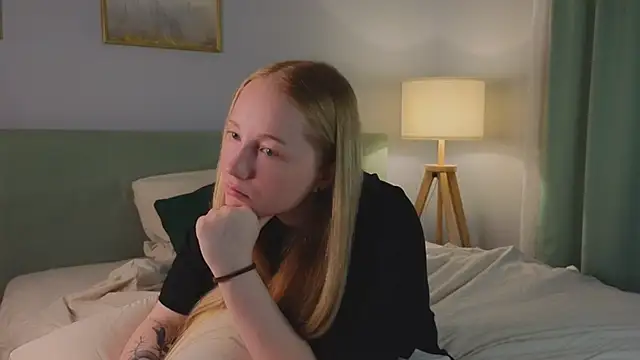 Snapshot of AdarnDeneui chatting on December 5, 2025, 1:36 am AdarnDeneui online show from December 5, 2025, 1:36 am