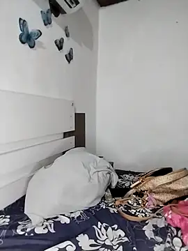 Emely kis  online show from December 4, 2025, 3:32 pm