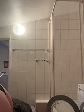 YoungJoyce online show from December 4, 2025, 6:27 pm