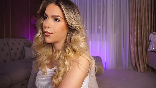 Snapshot of ChloeVelvetx chatting on December 4, 2025, 10:07 pm ChloeVelvetx online show from December 4, 2025, 10:07 pm