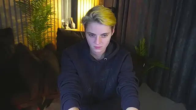 RoxyFlamee online show from December 3, 2025, 1:42 pm