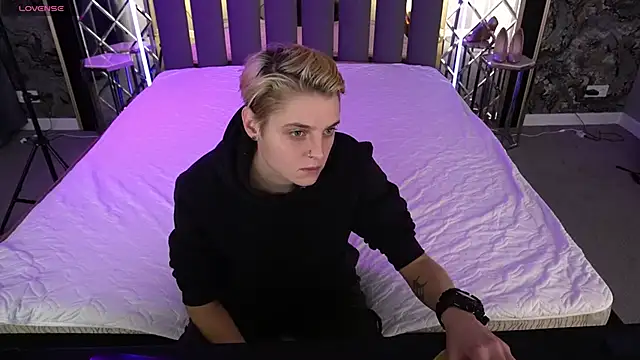 RoxyFlamee online show from December 4, 2025, 1:53 pm