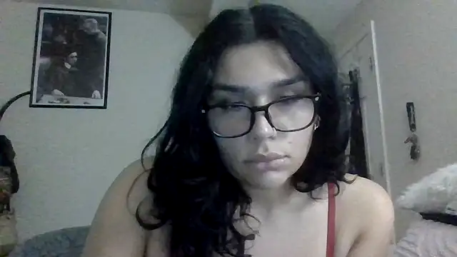 Snapshot of lunabellaX0 chatting on December 5, 2025, 12:52 am lunabellaX0 online show from December 5, 2025, 12:52 am