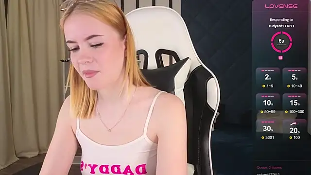 shinyluna1 online show from December 2, 2025, 10:20 am