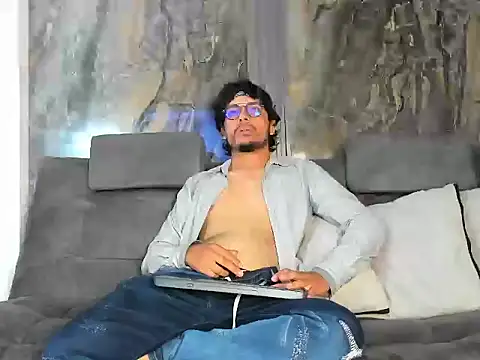 EnzoDarkwood online show from December 4, 2025, 1:42 pm