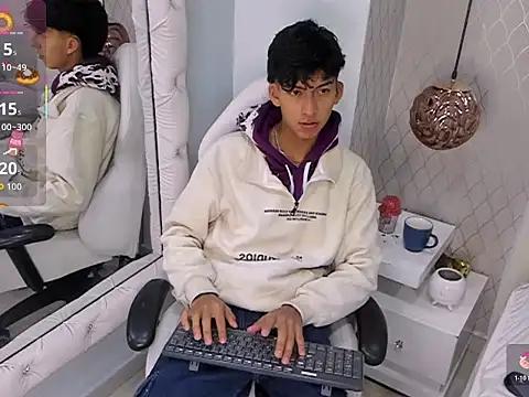 Snapshot of Valentino_Lux chatting on December 14, 2025, 11:59 am Valentino Lux online show from December 14, 2025, 11:59 am