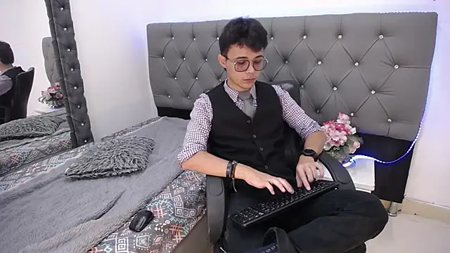 Jules Silver02 online show from December 4, 2025, 9:12 pm