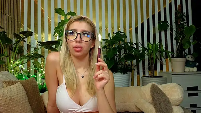 Snapshot of FlowweerGirl chatting on December 5, 2025, 12:41 am FlowweerGirl online show from December 5, 2025, 12:41 am