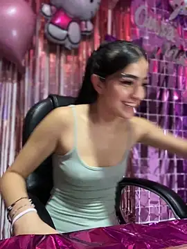 Snapshot of Valeriaa__001 chatting on December 5, 2025, 5:16 am Valeriaa 001 online show from December 5, 2025, 5:16 am