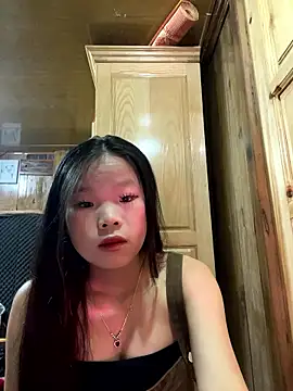 Snapshot of Heni-a chatting on December 4, 2025, 2:21 am Heni-a online show from December 4, 2025, 2:21 am