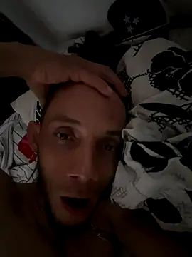 Snapshot of yisushotlarge chatting on December 14, 2025, 8:13 pm yisushotlarge online show from December 14, 2025, 8:13 pm