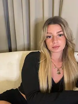 Snapshot of lilavv chatting on December 15, 2025, 1:26 pm lilavv online show from December 15, 2025, 1:26 pm