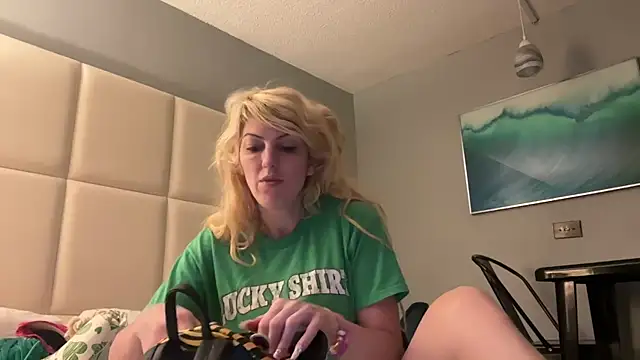 Snapshot of CelestialRuby chatting on February 5, 2025, 8:04 pm CelestialRuby online show from February 5, 2025, 8:04 pm