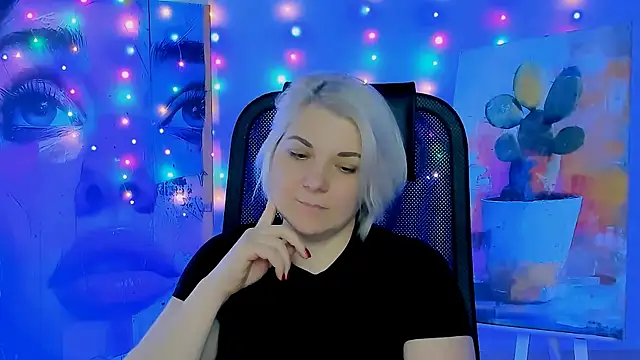 Snapshot of EvaEvals chatting on December 15, 2025, 7:23 am EvaEvals online show from December 15, 2025, 7:23 am