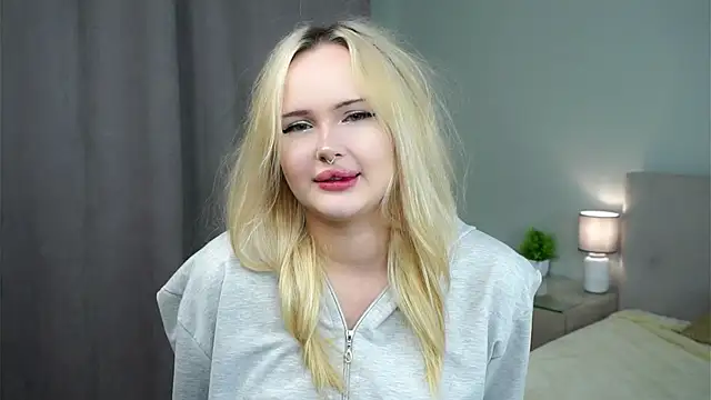 Snapshot of JuanaMessel chatting on December 15, 2025, 7:23 am JuanaMessel online show from December 15, 2025, 7:23 am