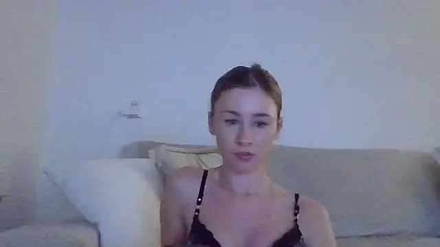 Snapshot of xxQueenxx chatting on December 15, 2025, 7:18 pm xxQueenxx online show from December 15, 2025, 7:18 pm