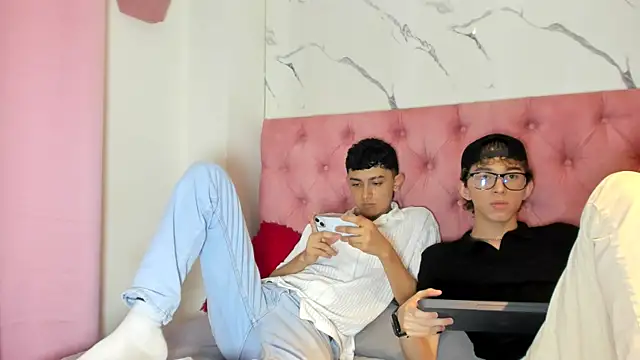 Snapshot of double_temptation2 chatting on December 13, 2025, 8:36 pm double temptation2 online show from December 13, 2025, 8:36 pm