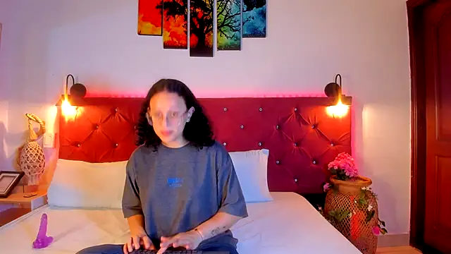 Snapshot of Trixye_Moon chatting on December 16, 2025, 4:39 am Trixye Moon online show from December 16, 2025, 4:39 am