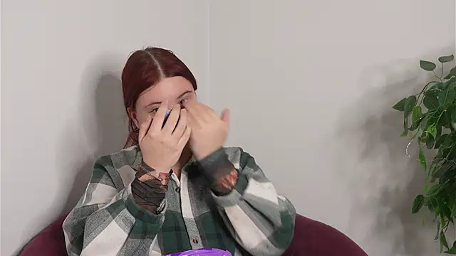 Snapshot of CoralWulf chatting on December 16, 2025, 8:52 am CoralWulf online show from December 16, 2025, 8:52 am