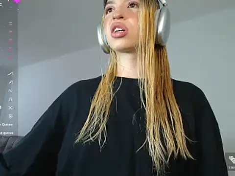 Snapshot of alina_lee chatting on December 14, 2025, 8:57 pm alina lee online show from December 14, 2025, 8:57 pm