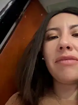 im loreinnn online show from December 16, 2025, 2:22 pm