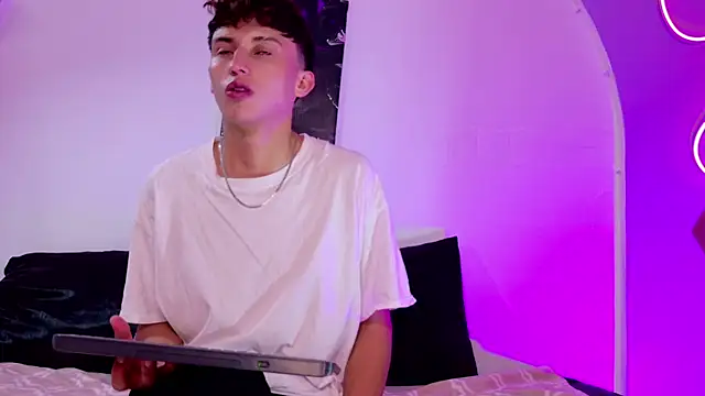 Snapshot of troye_twink chatting on December 14, 2025, 5:35 am troye twink online show from December 14, 2025, 5:35 am