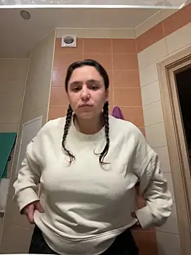 Snapshot of luisa_evans chatting on December 15, 2025, 12:26 am luisa evans online show from December 15, 2025, 12:26 am