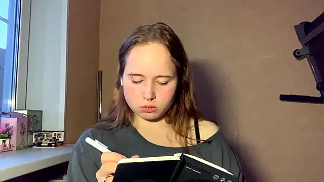 RollDols online show from December 17, 2025, 9:21 pm