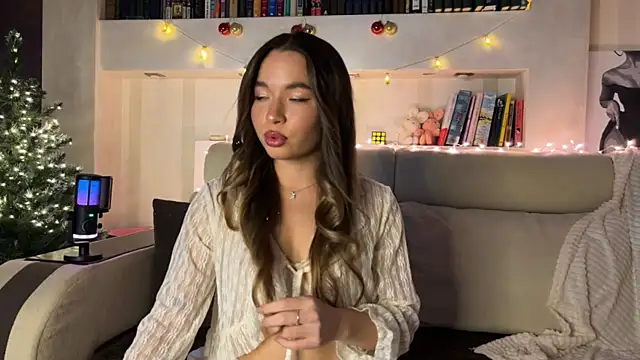 Avvechloe online show from December 17, 2025, 8:48 pm