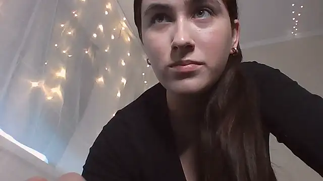 Snapshot of moonhigl chatting on December 16, 2025, 12:21 pm moonhigl online show from December 16, 2025, 12:21 pm