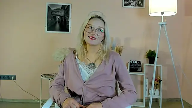 AdelinaMaddalena online show from December 18, 2025, 12:33 pm