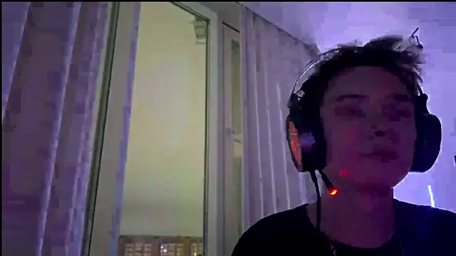 Snapshot of MilesSwanson chatting on December 18, 2025, 10:27 pm MilesSwanson online show from December 18, 2025, 10:27 pm