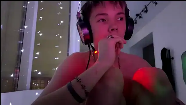 Snapshot of MilesSwanson chatting on December 19, 2025, 10:06 pm MilesSwanson online show from December 19, 2025, 10:06 pm