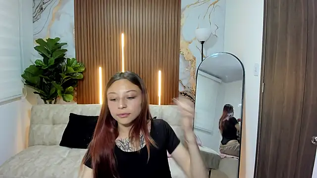 Nickie reed  online show from December 17, 2025, 8:15 pm