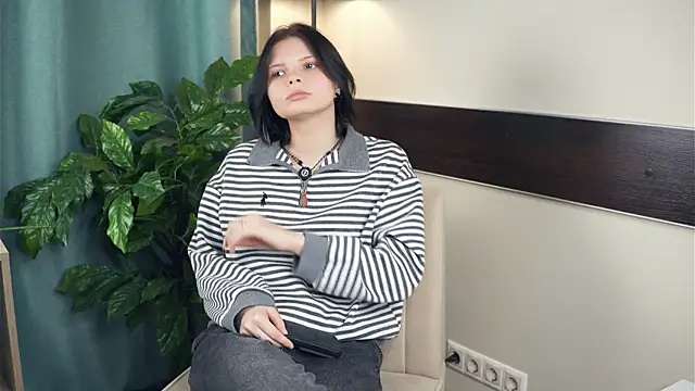 LurleneRanft online show from December 18, 2025, 8:42 am