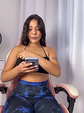 Snapshot of Laurapocah chatting on December 18, 2025, 7:42 pm Laurapocah online show from December 18, 2025, 7:42 pm