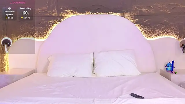 NahomiChocolate online show from December 18, 2025, 12:33 pm