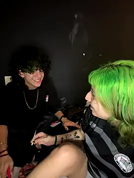 CrejinhaGotica online show from December 22, 2025, 1:35 am