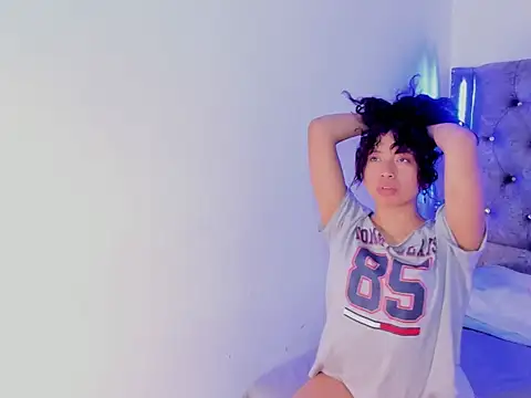 Mia Cavalli online show from December 18, 2025, 9:43 pm